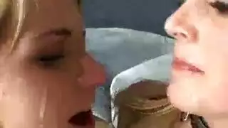 اللاتكس والخصلات: عاهرات وقفات على ركبهن من أجل القضيب