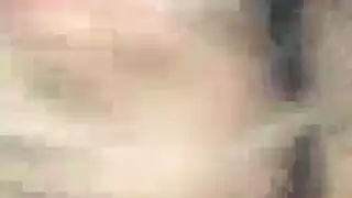 غالبًا ما تجري عاهرة شقراء مفلس جلسات خاصة مع زبائن ليسوا سائحين