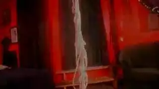 ترجمة: أغلق جرو غريب الوجه في الحلق بعد النفخ بحماس