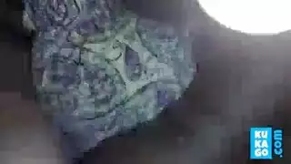 الفتاة السمراء تتذوق قضيب الرجل الأسود الكبير