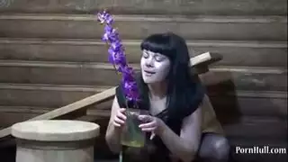 علاقة ثلاثية شتوية: فتاتان تشاركان قضيبًا واحدًا في جلسة ساخنة