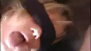 مراهقة عاهرة تلعب باللعبة وتنكح بقوة بواسطة آلة الجنس