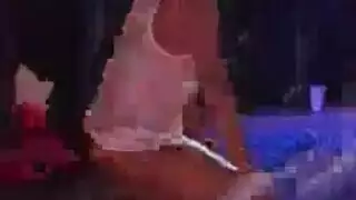 شرج سمراء ساخنة مع مؤخرة ضخمة تهتز