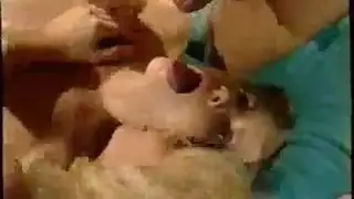 ريبيكا وايلد تحصل على كسها الرطب يُضرَب بالدسار وتئن في هزة جماع قوية
