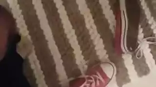 أصابع جميلة في أحذية رياضية تُغطى بكمية كبيرة من السائل المنوي