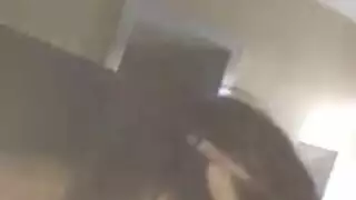 الأم الشقراء داكنة البشرة تكشف عن ثدييها الكبيرين في الرواق