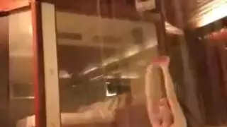 فتاة ذات وشم تثار عند الفجر: تلعق فرجين قبل مص ثالث