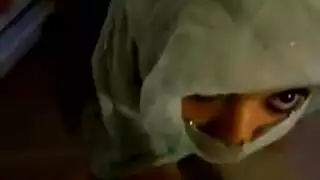 مص مجهول: عاهرة منقبة تعشق المص وتتلقي السائل الساخن