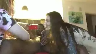 مص قضيب أسود كبير وجنس عنيف مع صديق يصور المشهد