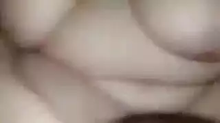ملكة الشرج المصرية تأخذ قضيباً صلباً ضخماً في فتحتها