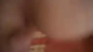 الناضجة كاميليا تتلقى قضيباً عميقاً ولعباً للثديين من رجلها