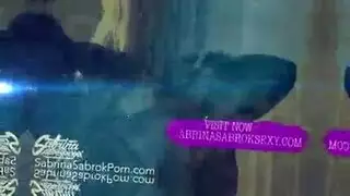نهاية قذف على الوجه القاسية: الشقراء تبتلع كل السائل المنوي