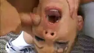 مشهد جنس فموي مكثف: ضرب عنيف للحلق