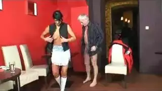 الحفيدة تجعل الجد منتصبًا ثم تمارس الجنس معه بشغف