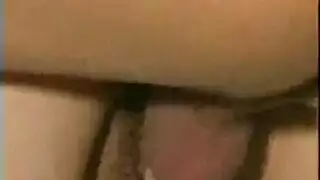 امرأة ناضجة تشاركني كسها في جلسة إباحية