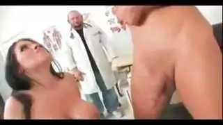 طبيبة منحنية تحصل على فتحاتها ممتلئة من مريض ممتن