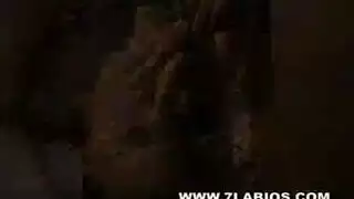 عاهرة سمراء تأخذ قضيبين صلبين في أوقية جنس لاتينية صريحة