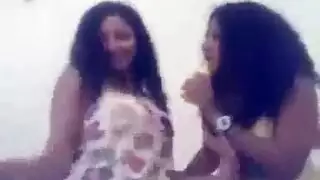 بنات عربيات إباحية: دردشة صريحة تؤدي لسكس سحاقي جامح