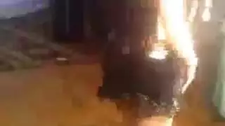 راقصة إباحية تفرخ خديها وتصفع ثدييها في جماع علني