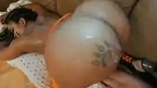 سمراء بمؤخرة كبيرة تُضاجع بعنف في مشهد إباحي