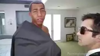 ترامب يشاهد زوجته تتناك من الحرس الشخصي
