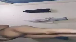 تصوير إباحي: فتاة مثارة تخلع ملابسها وتلمس كل جسدها
