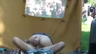 تمويه في الفناء الخلفي: سحب موعدته لمشهد إباحي سريع