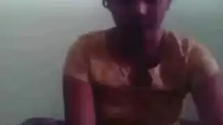 عاهرة الكاميرا تعرض ثدييها المثاليين في عرض إباحي صريح