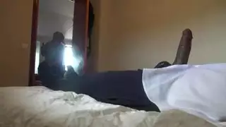 الخادمة ترى صاحب البيت يتم زوجته فتعجب وغيرها