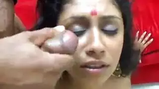 إباحية هندية عالية الدقة: أمهات بنيات ضخمة تأخذ قضيبًا