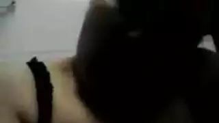 ربة منزل ذات صدر كبير تضغط على ثدييها للمتعة