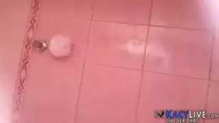 يصور اخته وهي تستحمى