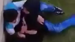 محجبة مغربية هائجة تأخذ قضيبًا في زقاق منعزل