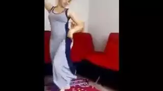 منظر خلفي مثير: قفزات مؤخرة صريحة و مضايقة من امرأة ناضجة