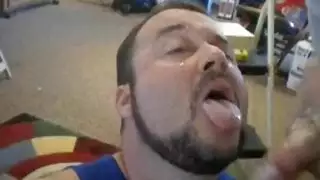 رجل عجوز ليس قادر على إشباع زوجته