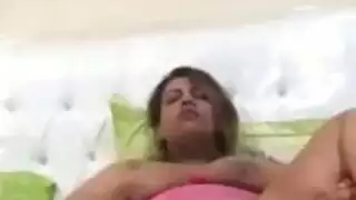 شرموطه سعوديه بتمص بزازها عشانك