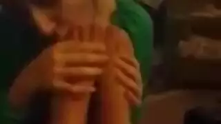 امص الآن، ادفع لاحقًا: صفقة جنس سحاقي شهواني