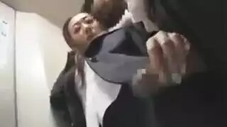 امرأة ناضجة محمومة تتوسل لـ جنس صارخ