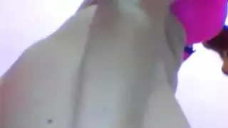 تلميذة مراهقة تمتدد بقوة في فيلم إباحي