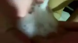 زوجة خائنة تمص قضيب عشيقها السري في فيلم جنسي