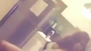 خليجية تستعرض جسمها الفظيع للدعاية والاعلان ليس الا