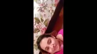 فتاة عربية مثيرة تمتلك وجهها وتغطى بالسائل المنوي من قبل أجنبي