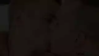 ترمش، تخلع ملابسها العلوية، وتتلقى القضيب