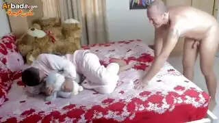 الثعلبة المراهقة تركب القضيب مثل محترفة في فيديو ساخن