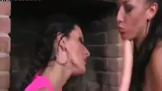 مراهقة شقراء تبلع قضيباً ثم تُغطى بالسائل المنوي في مشهد صريح