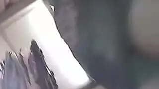 سكرتيرات مثيرات وشاب أشقر يمارسان الجنس بقوة في منتزه واسع