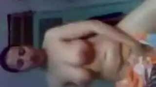 الإصبع في الحوض: فيديو استمناء فوفا الفاحش في الحمام