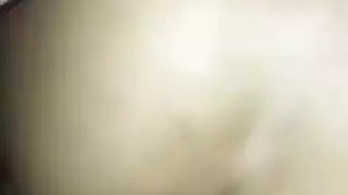 هاوية ساخنة في اللاتكس تخلع ملابسها وتداعب نفسها على الكاميرا