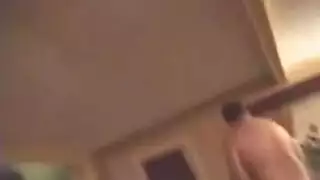 عاهرة ناضجة مع معدن في أثدائها تحصل على قذف جماعي على الوجه