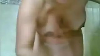 ميلف وقحة تدلك فرجها المبلل وتتوسل لجماع قاسي